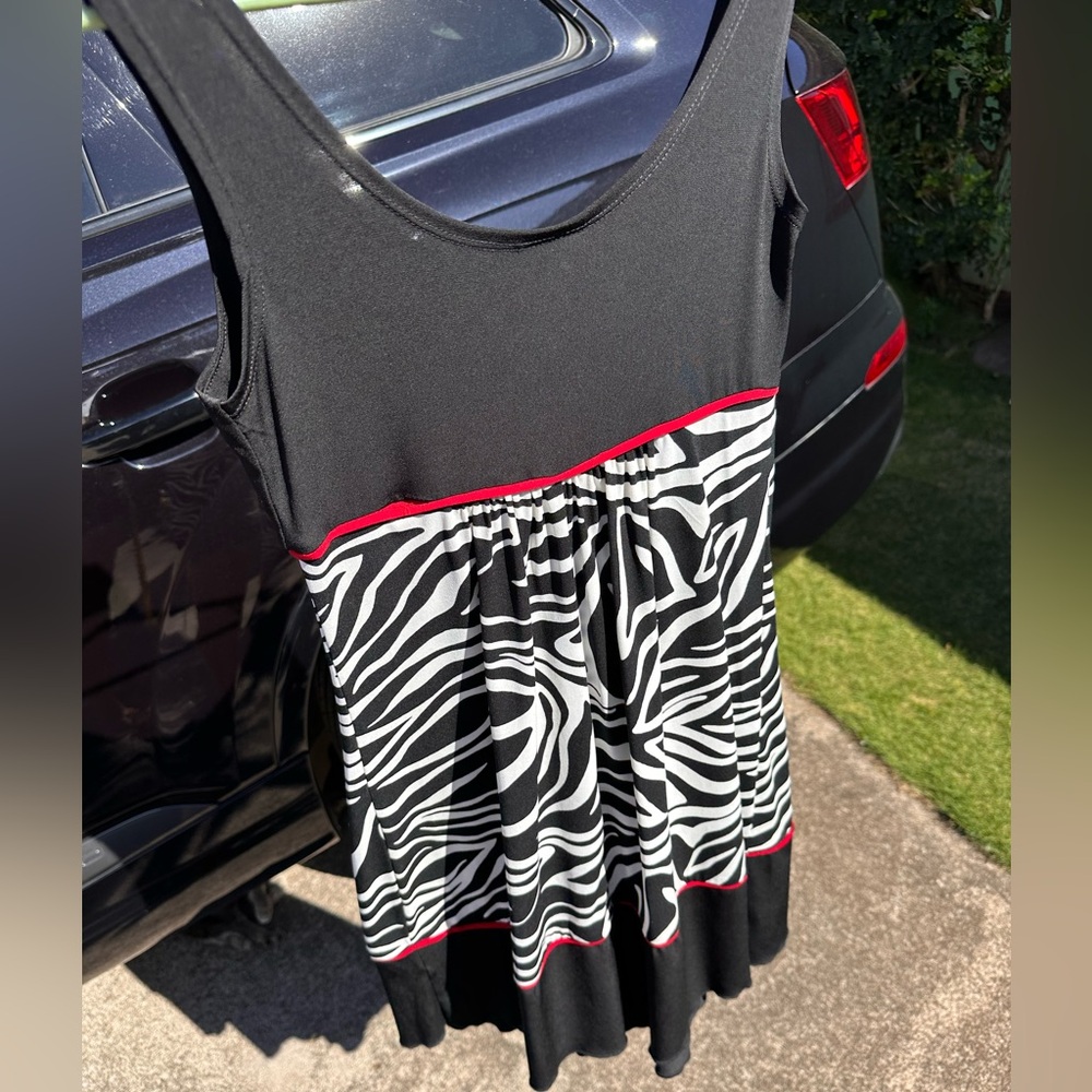 xSOLDX Enfocus Studio Size 4 Black Red & White Zebra Tank Dress - Picture 4 of 4